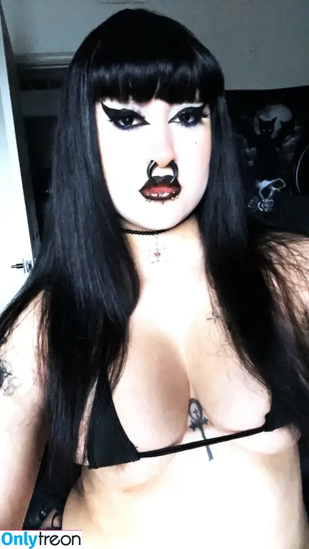 Gothic Vampire Vixen nude photo #0001 (gothicvampirevixen / gothicvixxen)