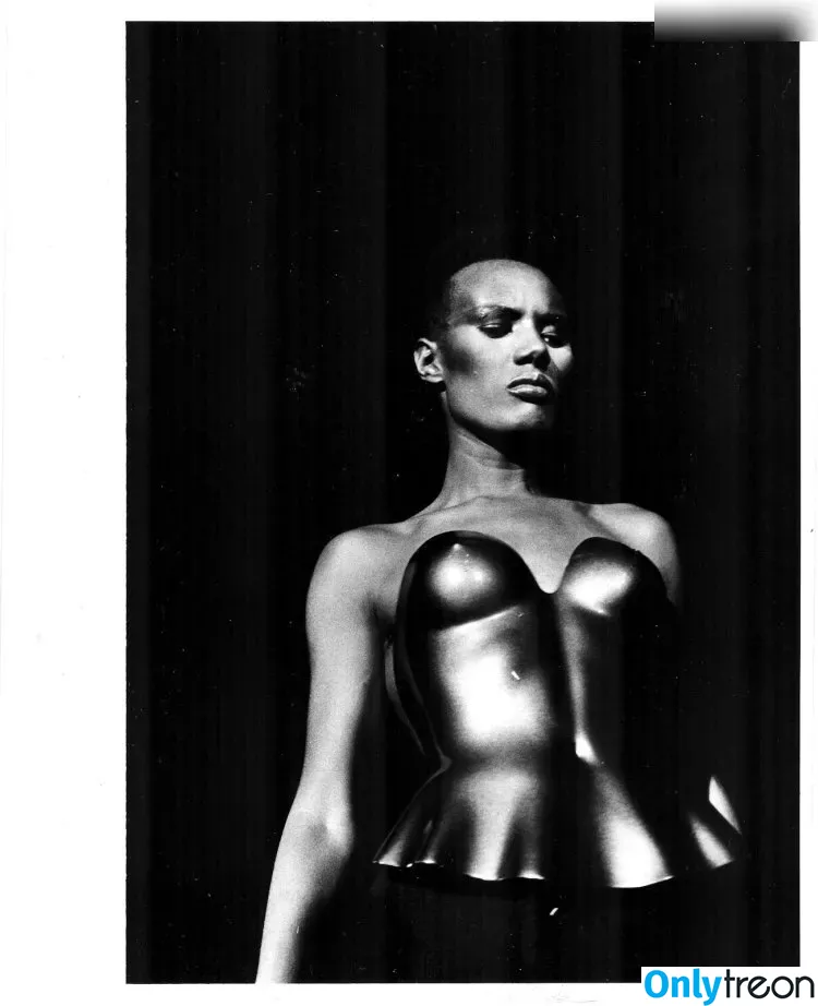 Grace Jones голая photo #0038 (gracejonesofficial / u140728318)