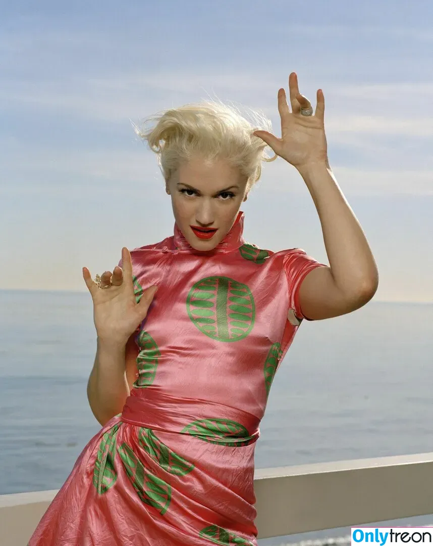 Gwen Stefani голая photo #0102 (gwenstefani)