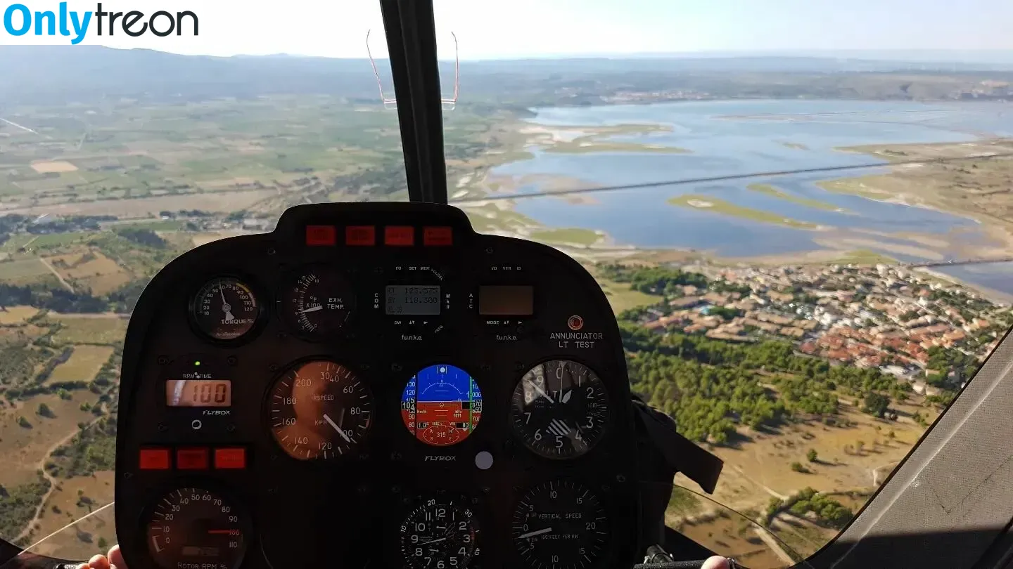 Gyrocopter Girl голая photo #0005 (gyrocoptergirl)