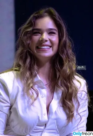 Hailee Steinfeld / hailee_steinfeld / haileesteinfeld nude photo #0159