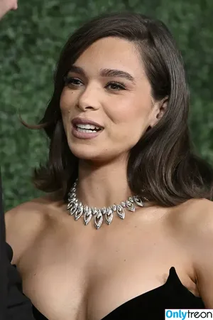 Hailee Steinfeld / haileesteinfeld nude photo #0255