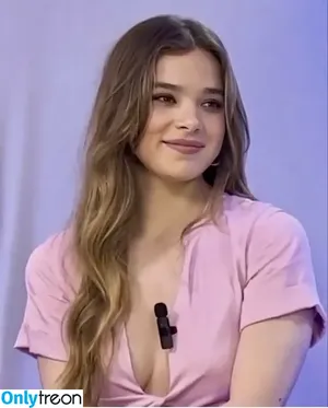 Hailee Steinfeld / haileesteinfeld nude photo #0261
