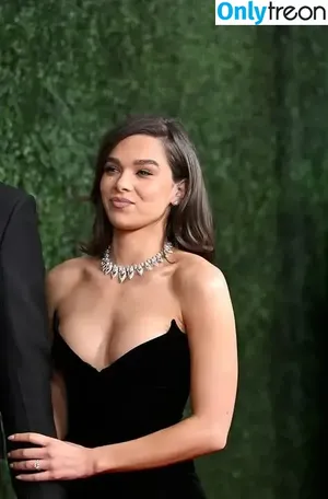 Hailee Steinfeld / haileesteinfeld nude photo #0264