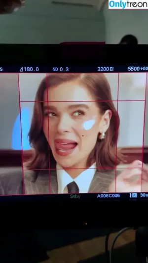 Hailee Steinfeld / haileesteinfeld nude photo #0268