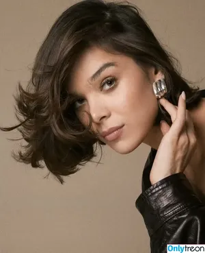 Hailee Steinfeld / haileesteinfeld nude photo #0276