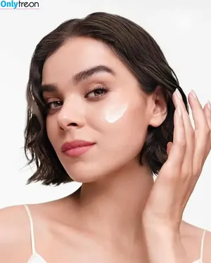 Hailee Steinfeld / haileesteinfeld nude photo #0277