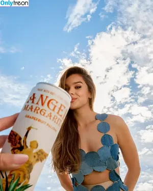 Hailee Steinfeld / haileesteinfeld nude photo #0279