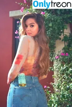 Hailee Steinfeld / haileesteinfeld nude photo #0281
