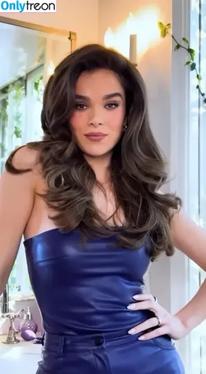 Hailee Steinfeld / haileesteinfeld nude photo #0400