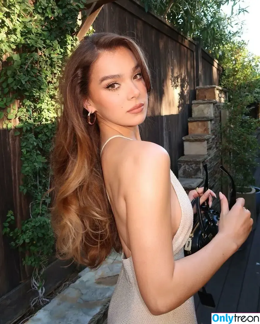 Hailee Steinfeld nude photo #0196 (hailee_steinfeld / haileesteinfeld)