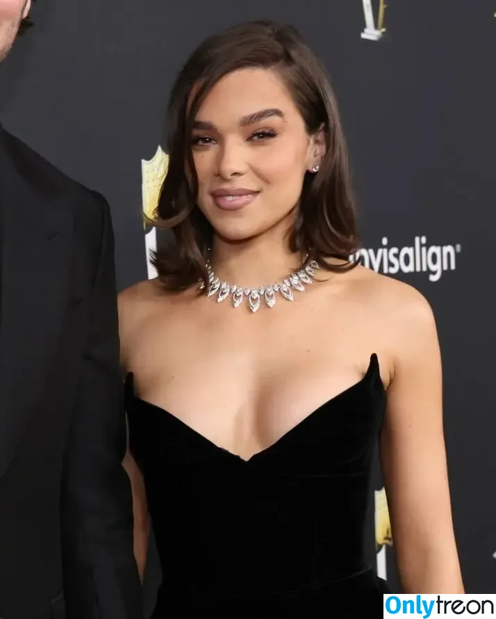 Hailee Steinfeld nude photo #0212 (hailee_steinfeld / haileesteinfeld)