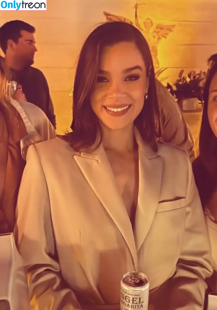 Hailee Steinfeld nude photo #0299 (haileesteinfeld)