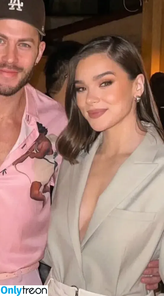Hailee Steinfeld nude photo #0300 (haileesteinfeld)