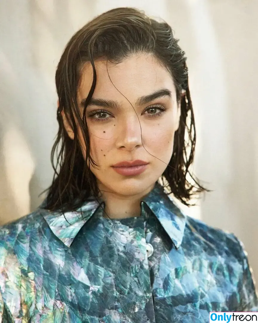 Hailee Steinfeld nude photo #0312 (haileesteinfeld)