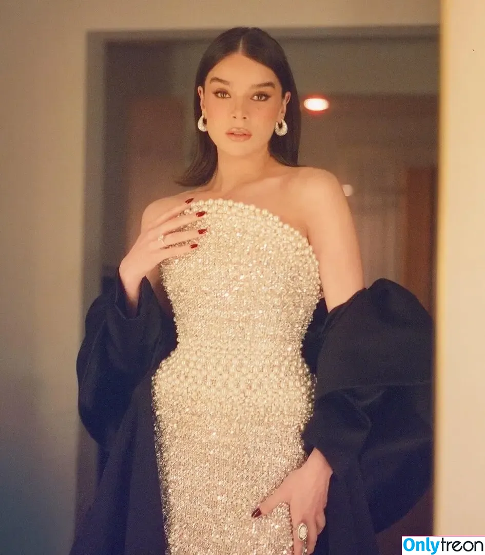 Hailee Steinfeld nude photo #0342 (haileesteinfeld)