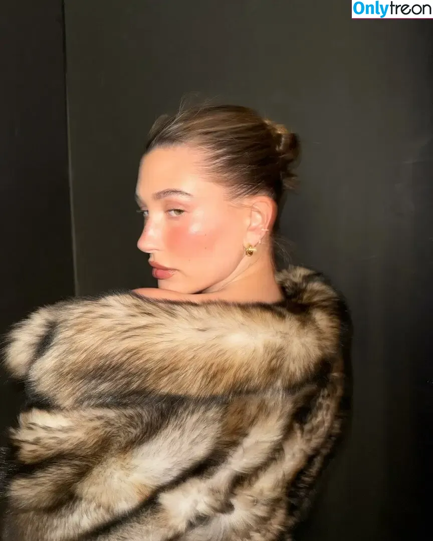 Hailey Baldwin Bieber nude photo #0764 (haileybieber)