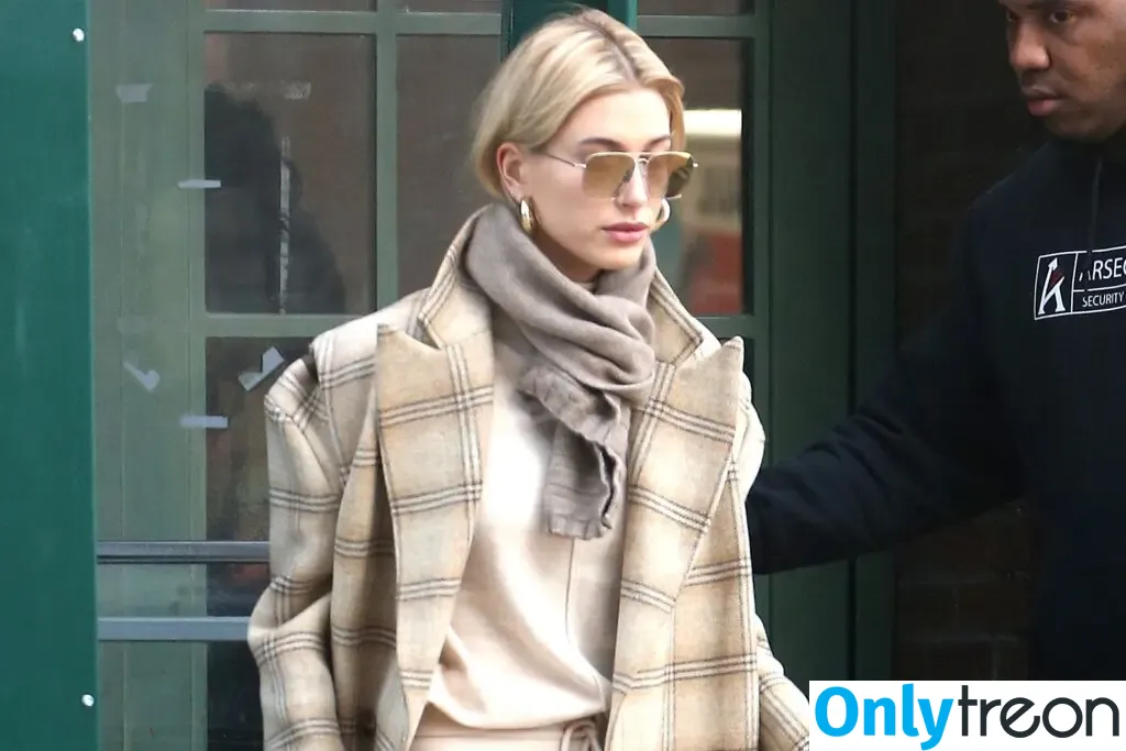 Hailey Baldwin nude photo #0135 (haileybieber)