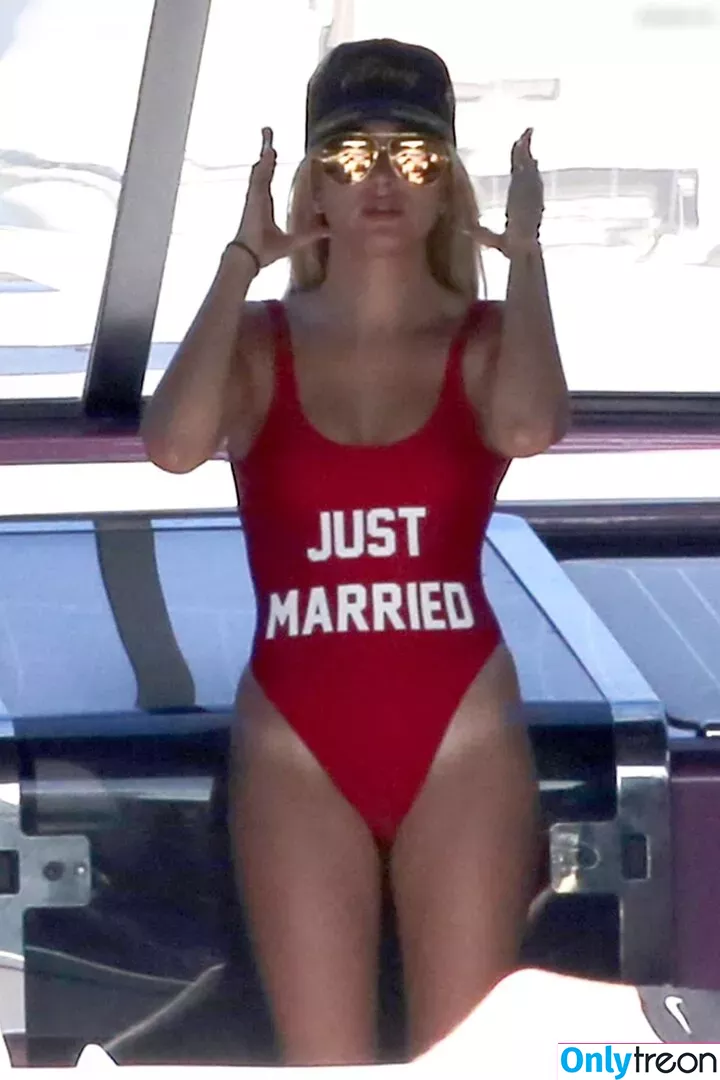 Hailey Bieber nude photo #0349 (baldwin / haileybieber)