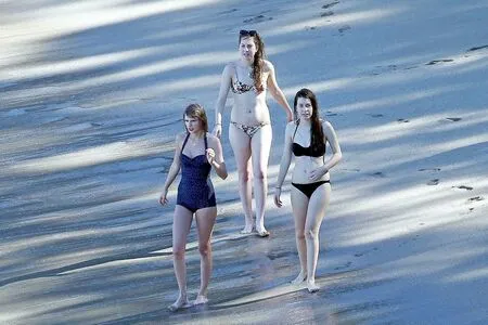 Haim Sisters / haimtheband nude photo #0021