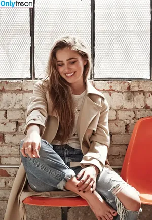 Haley Lu Richardson / haleyluhoo nude photo #0435