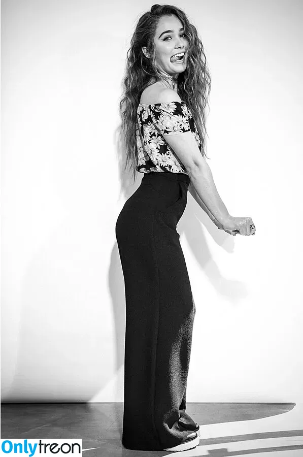 Haley Lu Richardson голая photo #0032 (haleyluhoo)