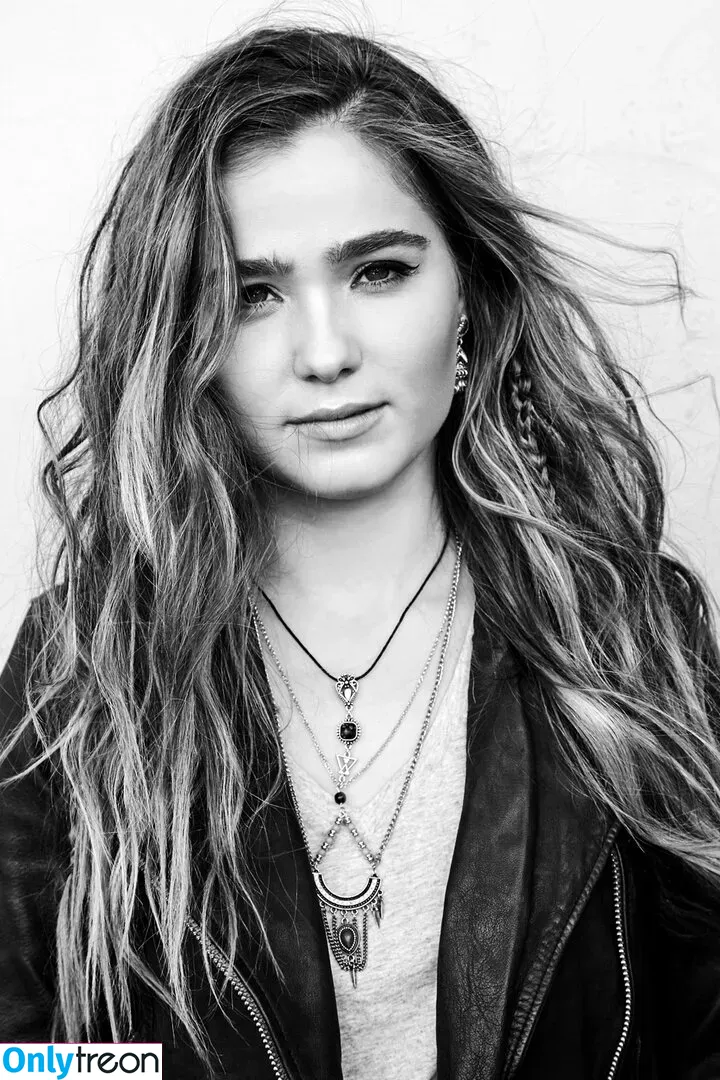Haley Lu Richardson nude photo #0042 (haleyluhoo)