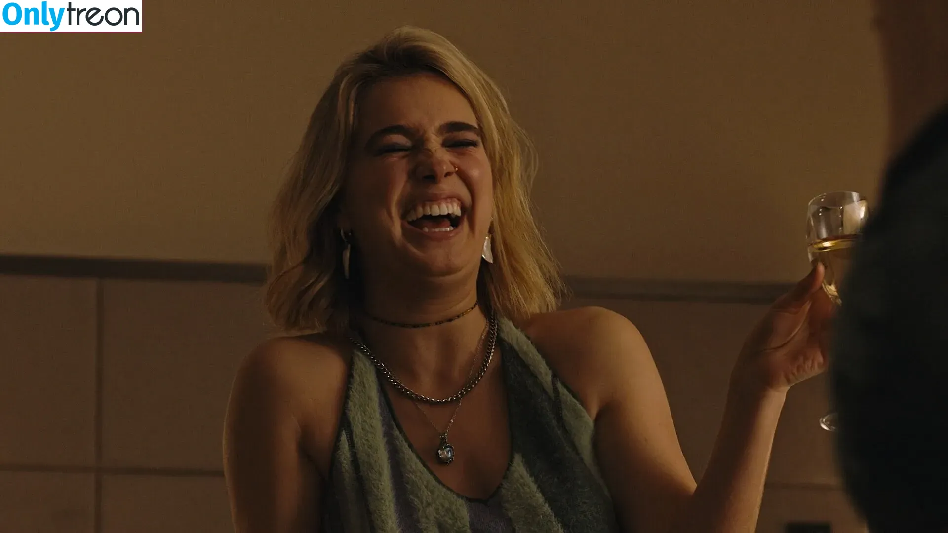 Haley Lu Richardson голая photo #0103 (haleyluhoo)