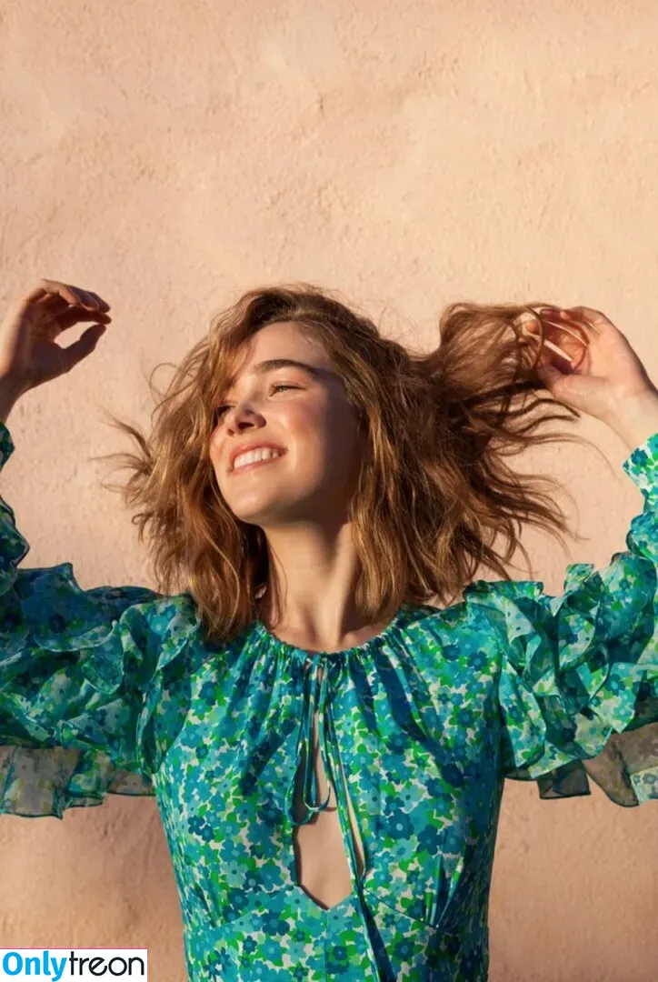 Haley Lu Richardson nude photo #0297 (haleyluhoo)