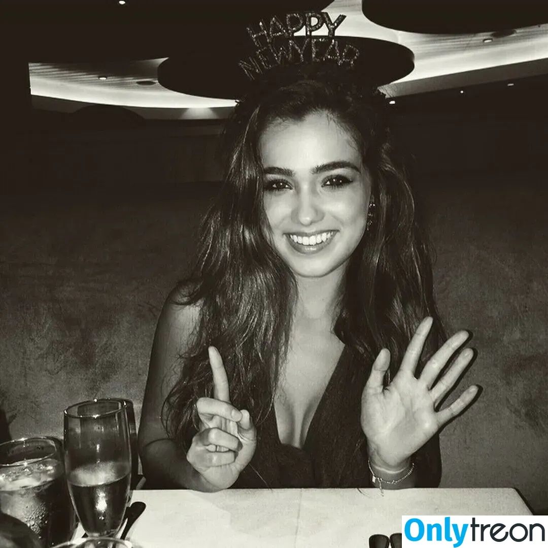 Haley Lu Richardson голая photo #0317 (haleyluhoo)