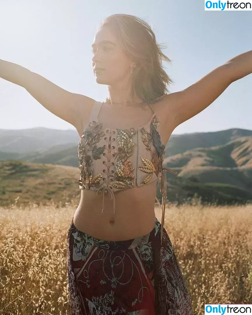 Haley Lu Richardson nude photo #0361 (haleyluhoo)