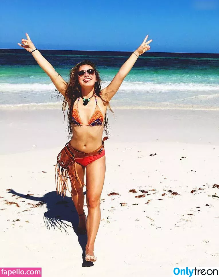 Haley Lu Richardson nude photo #0383 (haleyluhoo)