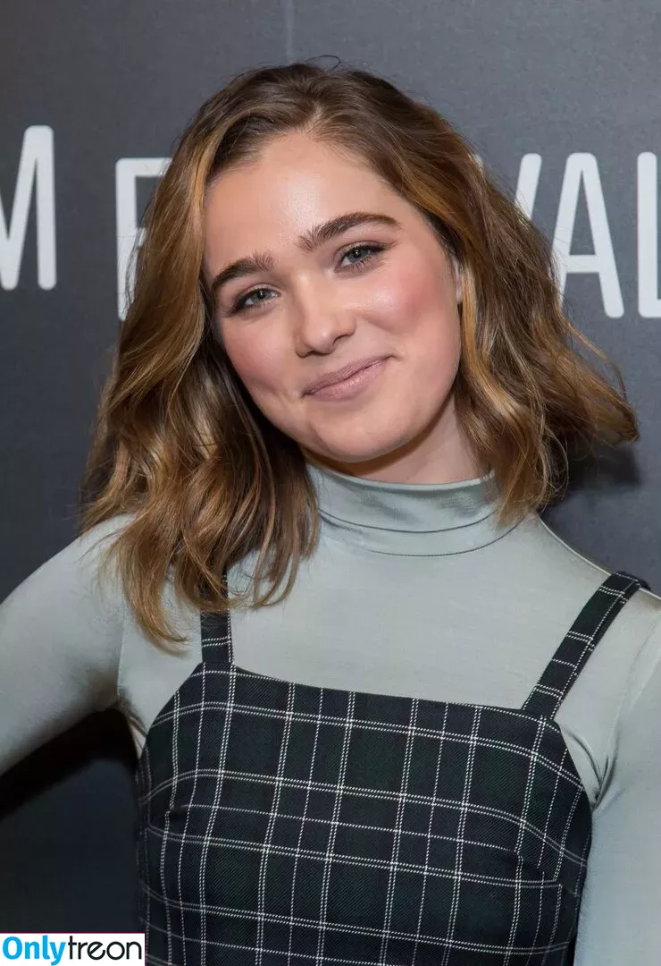 Haley Lu Richardson nude photo #0410 (haleyluhoo)