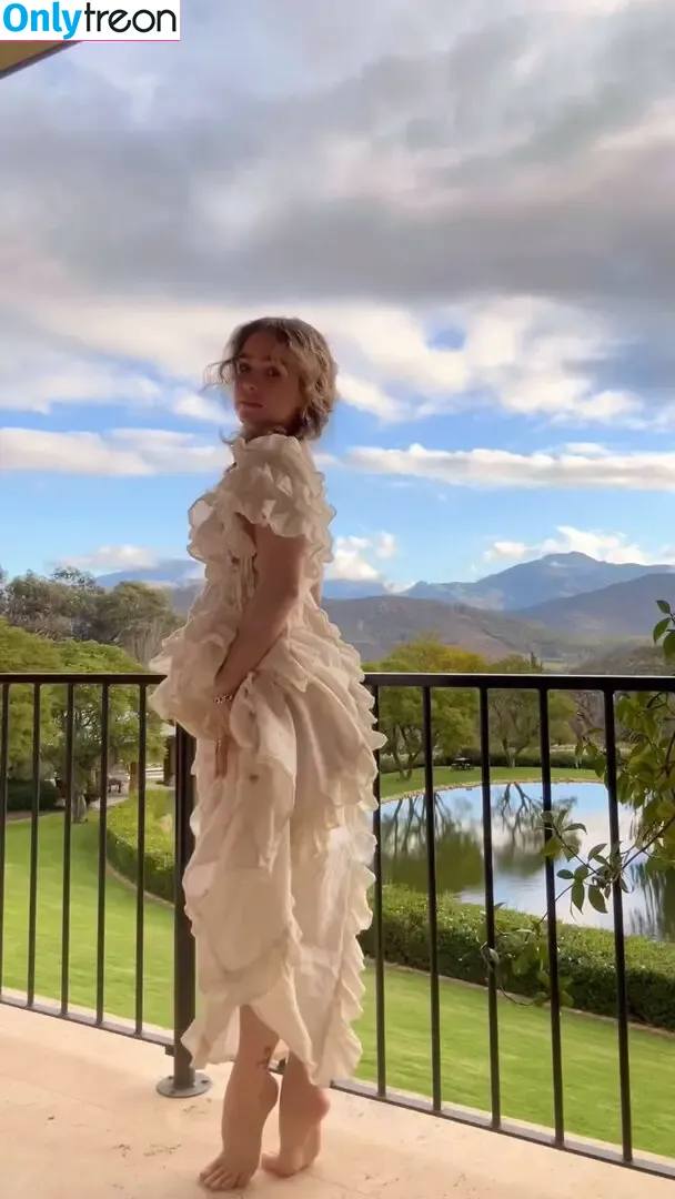 Haley Lu Richardson nude photo #0423 (haleyluhoo)