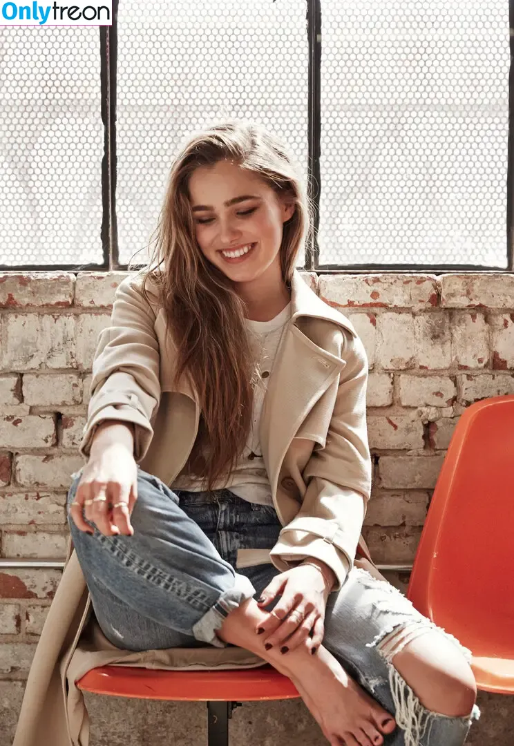 Haley Lu Richardson nude photo #0435 (haleyluhoo)