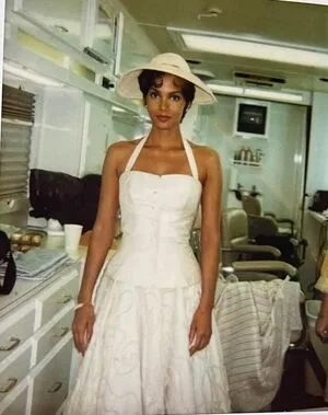 Halle Berry / halleberry / hberry01 nude photo #0081