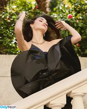Hande Ercel / handemiyy nude photo #0295