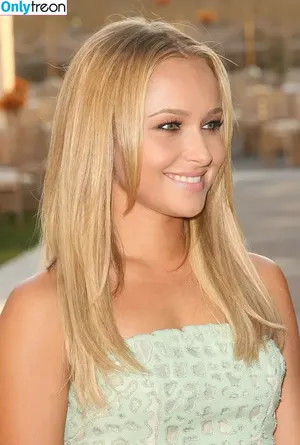 Hayden Panettiere / haydenpanettiere nude photo #0565