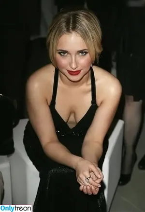 Hayden Panettiere / haydenpanettiere nude photo #0594