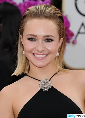 Hayden Panettiere / haydenpanettiere nude photo #0686