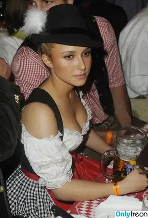 Hayden Panettiere / haydenpanettiere nude photo #0908