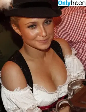 Hayden Panettiere / haydenpanettiere nude photo #0920