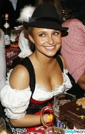 Hayden Panettiere / haydenpanettiere nude photo #0923