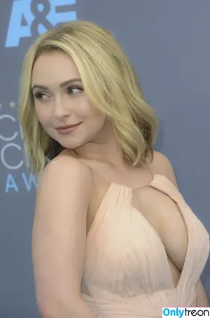 Hayden Panettiere / haydenpanettiere nude photo #0936