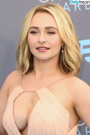 Hayden Panettiere / haydenpanettiere nude photo #0943