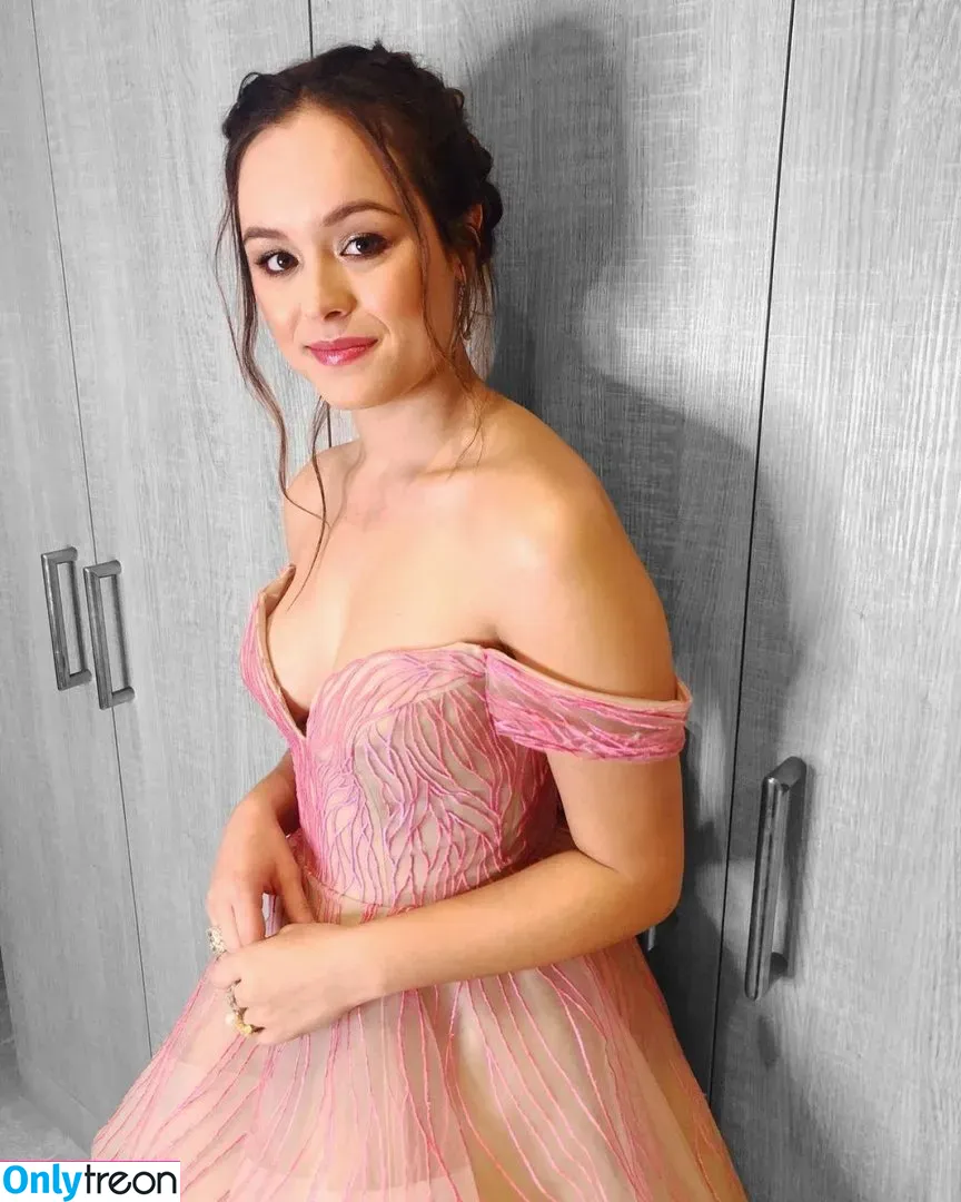 Hayley Orrantia голая photo #0003 (hayleyorrantia)