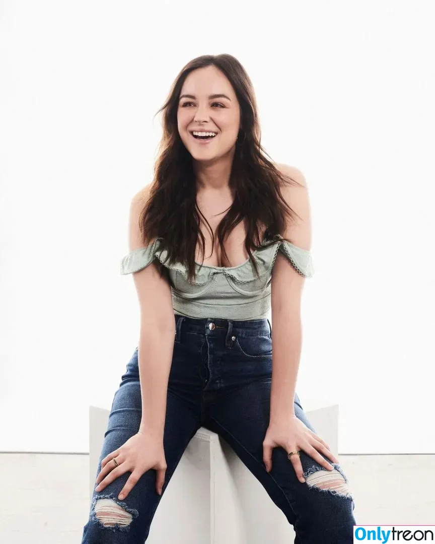 Hayley Orrantia голая photo #0013 (hayleyorrantia)