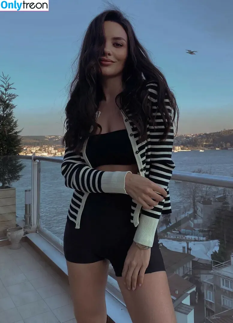 Hazal Filiz nude photo #0007 (hazalfilizkucukkose)