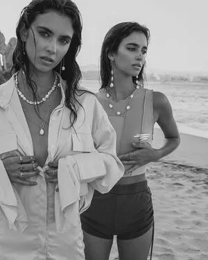 Herbert Twins / Elisha Herbert / Renee Herbert / reneeherbert_ фото голая #0041