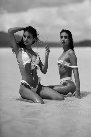 Herbert Twins / Elisha Herbert / Renee Herbert / reneeherbert_ фото голая #0060